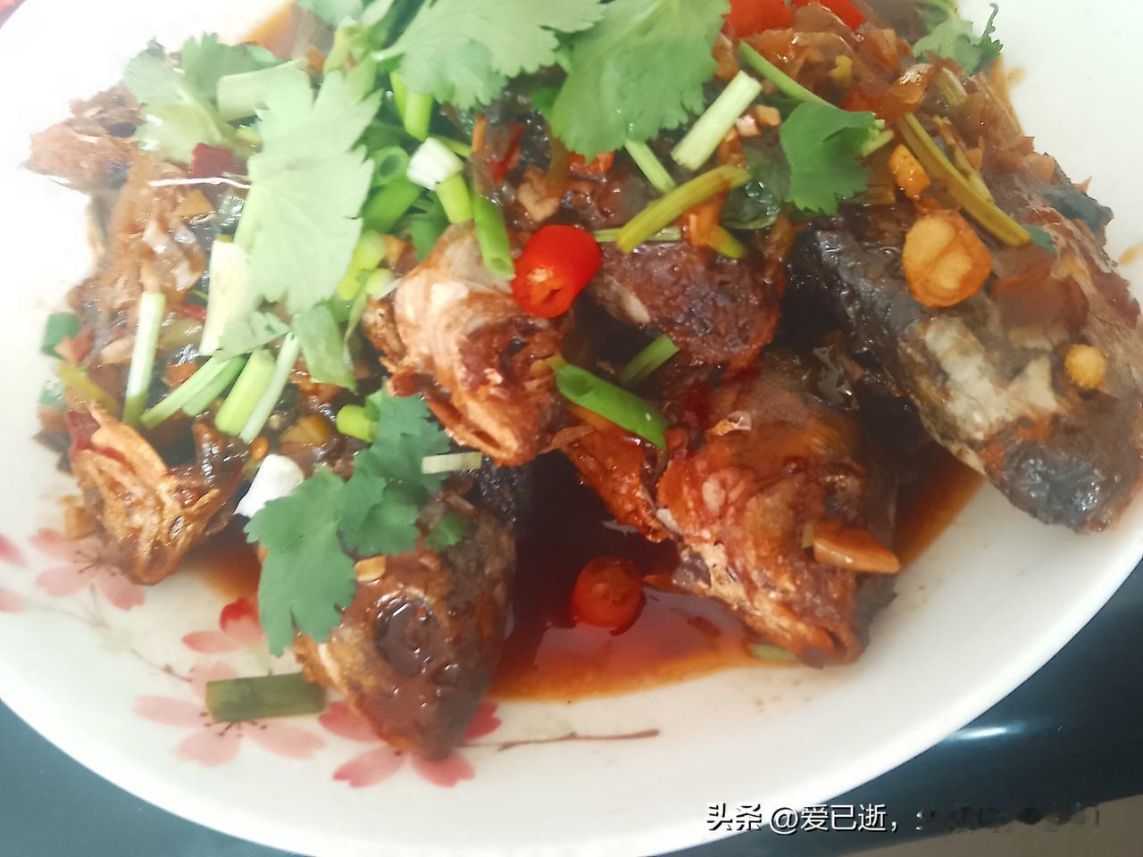 今年冬天的不同滇味酸辣鲫鱼上菜，酸酸辣辣带些许甜味，下酒下饭都属佳品。冬天来了，