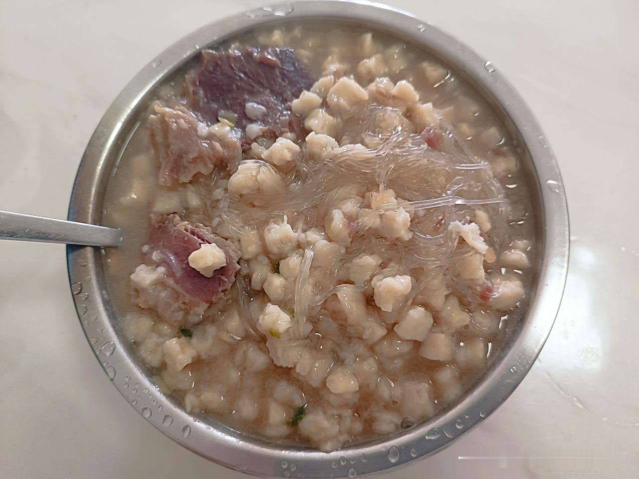中午吃点啥
从冰箱翻到个稀罕物
速煮牛肉泡馍
包装标着五分钟煮好
在家就能轻松复