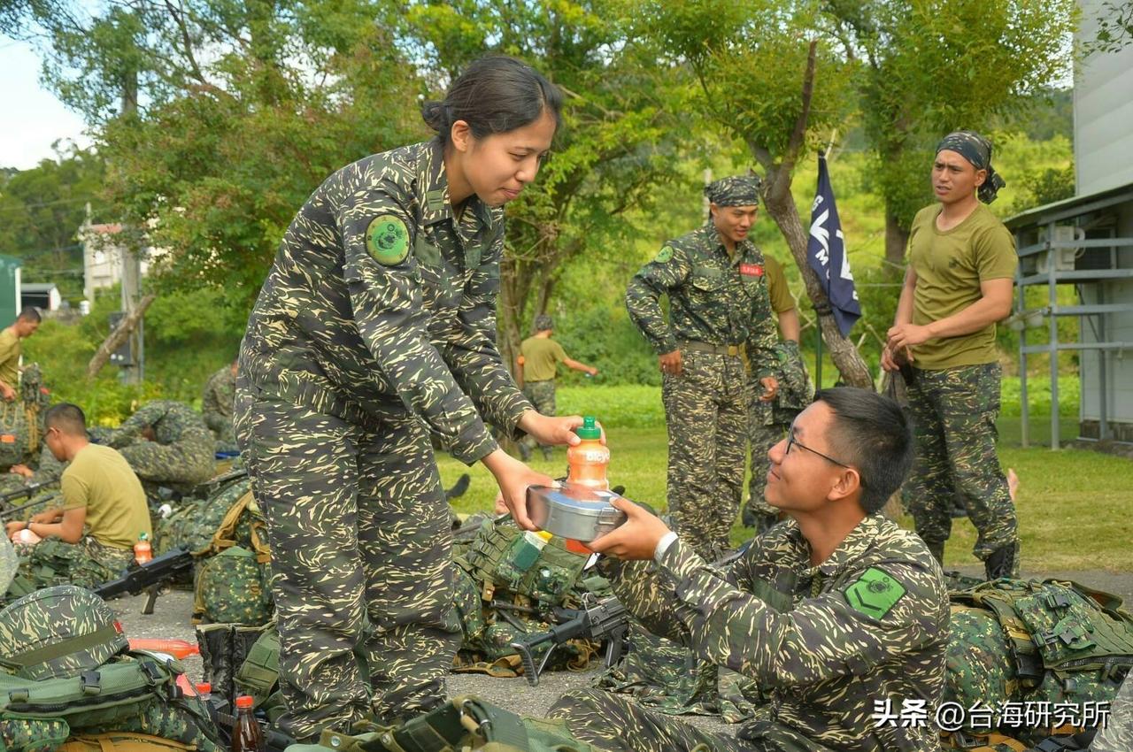 前线真不是你想的那样

台湾占据着金门岛
你们知道的
在厦门就能看到那边
可是这