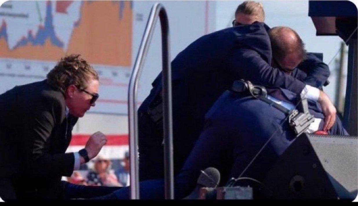 在7月13日，美国前总统特朗普遭到刺杀的时候，美国特勤局的这个女胖子保镖，一下出