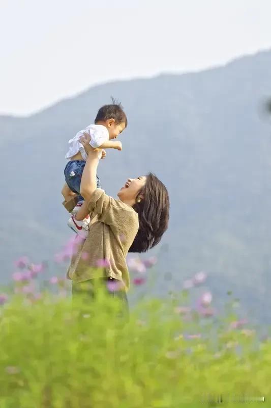别瞧不起你老婆
爷爷奶奶爸爸很爱孩子
却没为他熬过一个整夜
多的都是嘴上说爱他