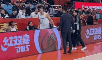 🔥14连胜夜炸锅！洛夫顿当众怒怼卢伟，上海冲冠最大隐患彻底曝光！
 
上海男篮