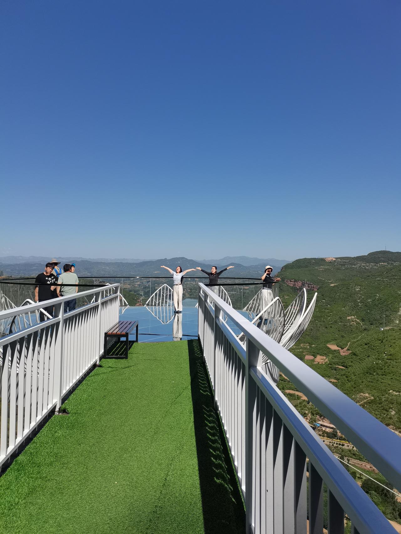 悬空玻璃天台
邢台著名景区
天梯山
经过景区扩建
项目提升
新建的悬空玻璃天台