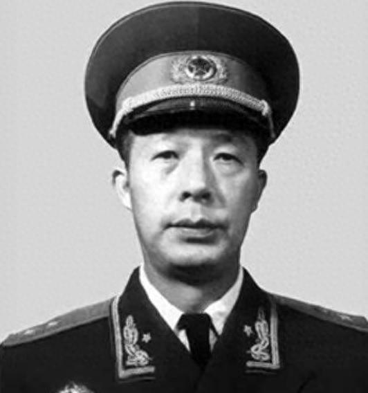 为主席身边工作10年，被主席称比斯大林更高明，后成为四野著名将领
1945年初春