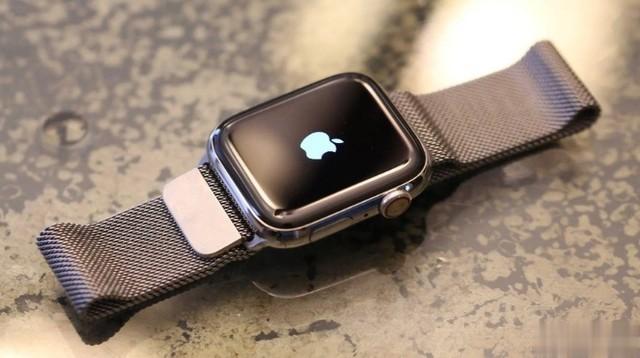 #智能手表是美丽废物吗#虽然Apple Watch的续航让人有些无奈，每天都需要
