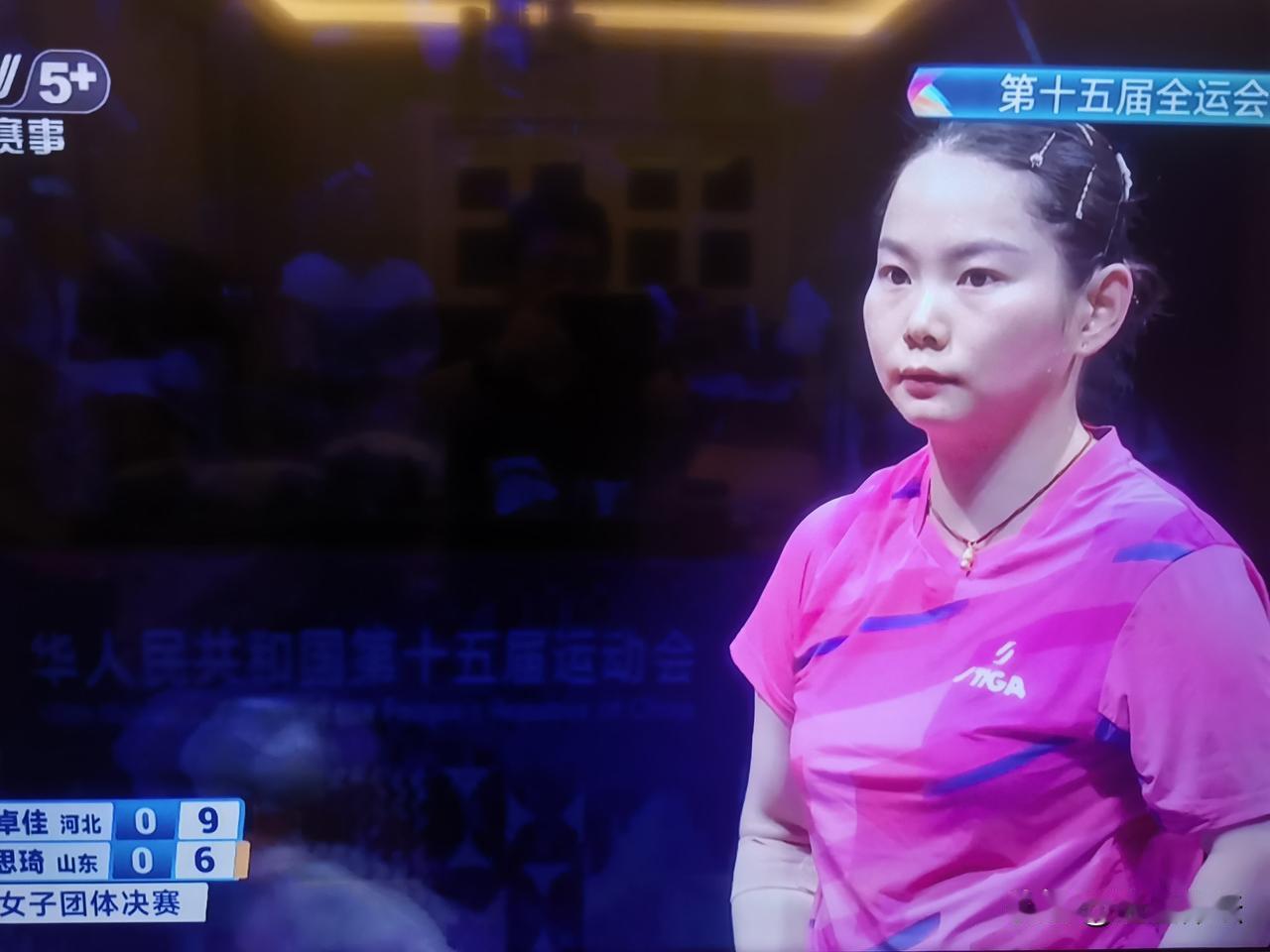 何卓佳发球再惹争议！全运会在女乒单打比赛中，就是因为何卓佳的发球带有抛物线，裁判