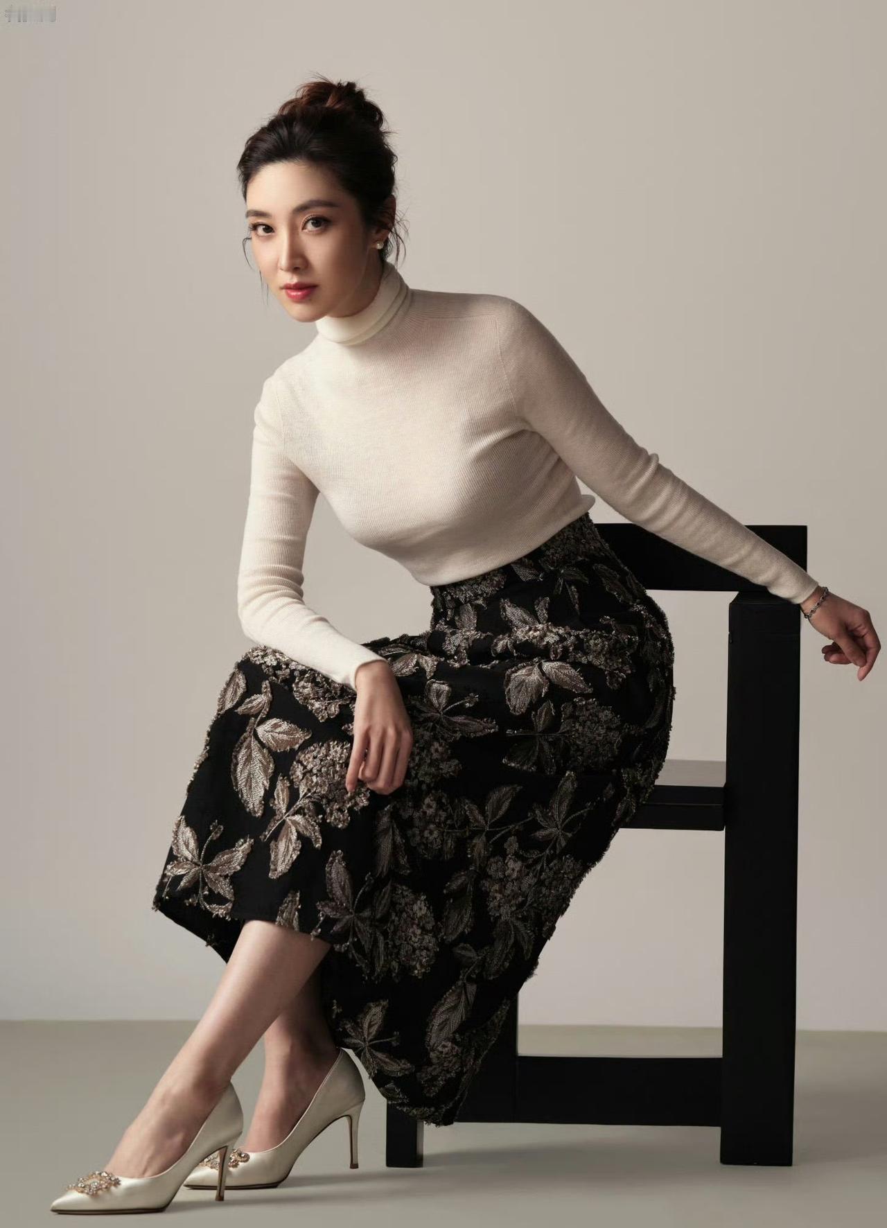 优雅气质，黑白撞色，时尚穿搭，气质女神！女生穿搭如何又飒又美?