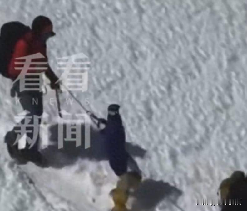 一台35公斤的国产机器人，登上了钦博拉索火山顶。不是靠遥控，也不是拍电影，是真的