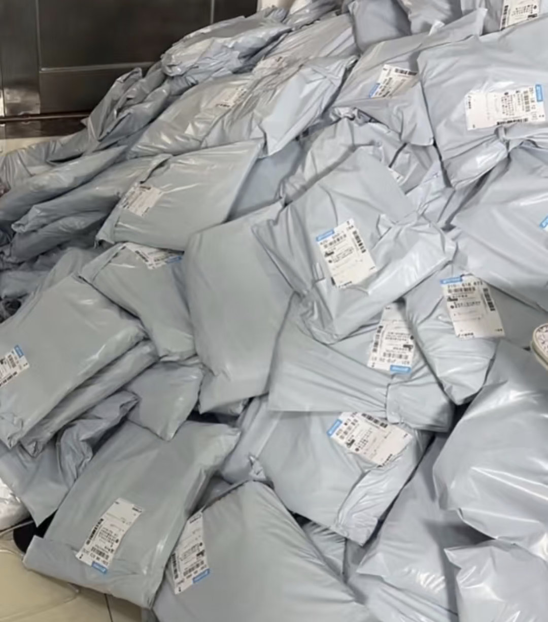 女装退货率实体店贵，网购便宜点，但是网购看不见摸不到，实体店可以试穿！我嘞个天！