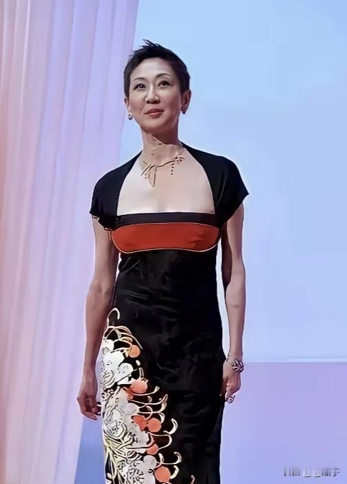她的衣品确实不错，才貌双全、才华横溢，可最终还是没能逃脱被嫌弃的宿命。女人天生爱