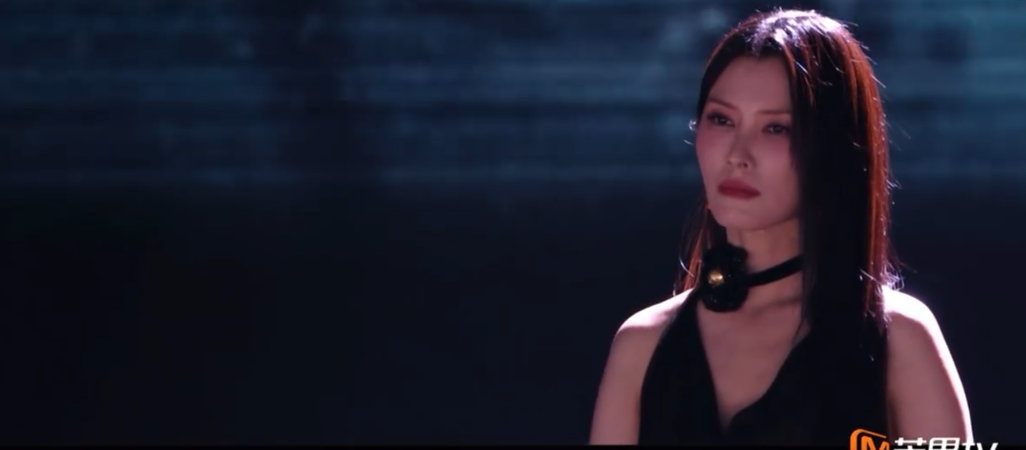徐洁儿徐洁儿坚强的女人不能哭浪姐看的就是女生爱女生同台绽放各自魅力，张月与徐洁儿