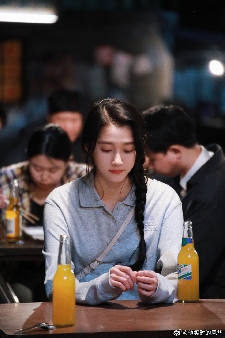 关晓彤岁月有情时追剧团路透 关晓彤穿蓝衬衫演晓丹，满满都是青春活力！追剧团上班路