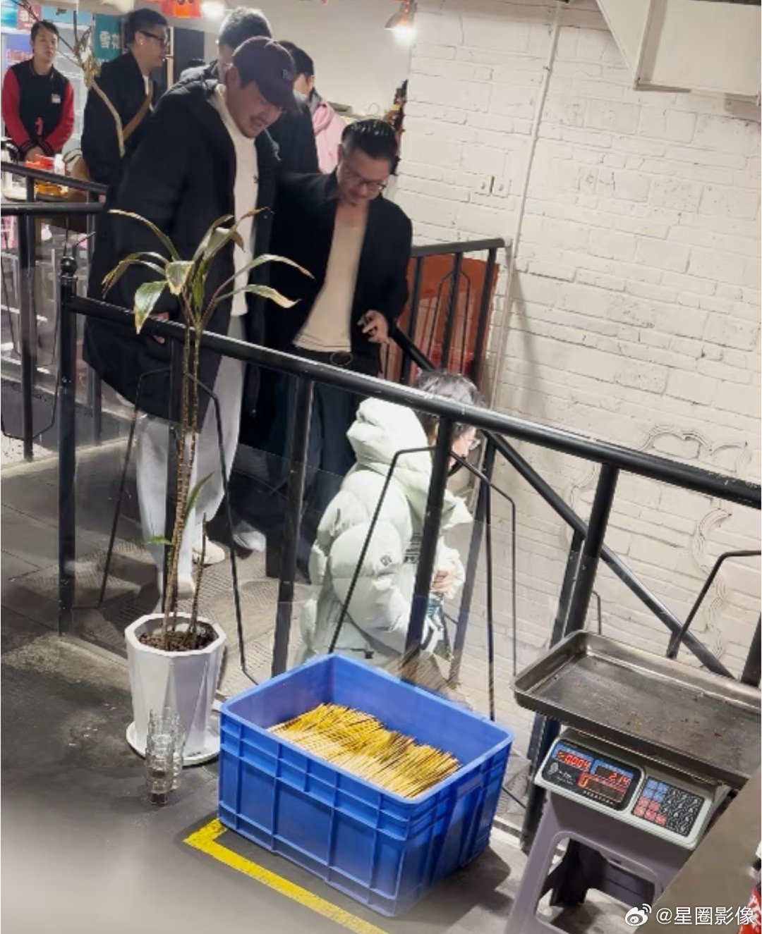 网友偶遇韩寒请沈腾吃饭，这电影快40亿了也依然是小馆子