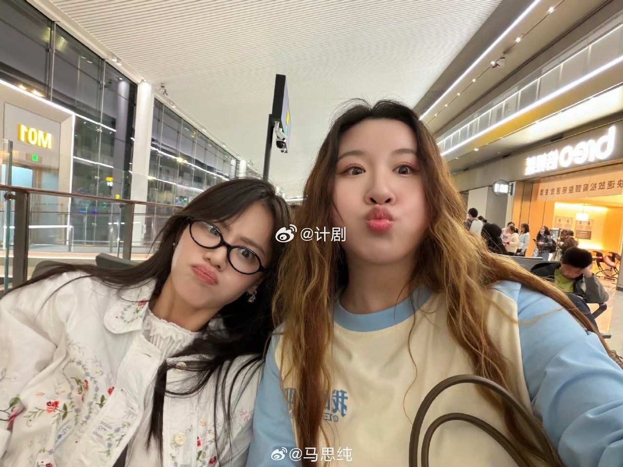 马思纯跑路演就是真的跑 从一个会场跑到另一个会场，忙碌却依旧温柔，对作品负责，对