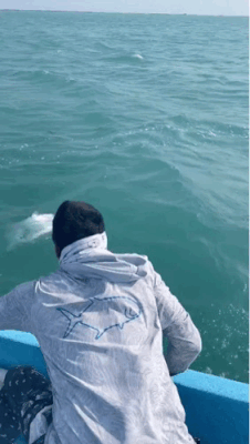 不是，哥们儿，徒手捞鱼啊？