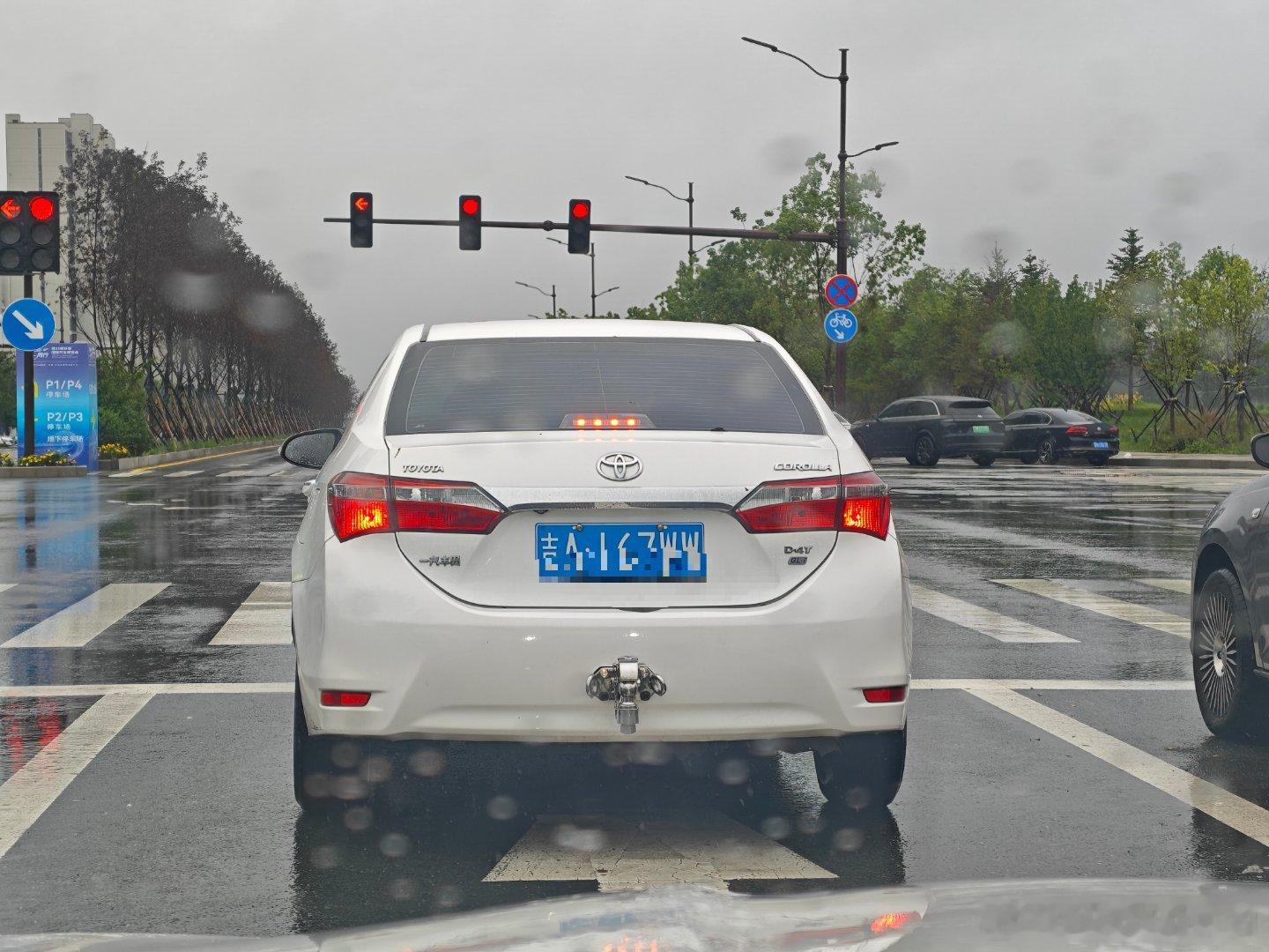 我如果称这种车主缺德谁赞同谁反对？一个卡罗拉装拖车钩 