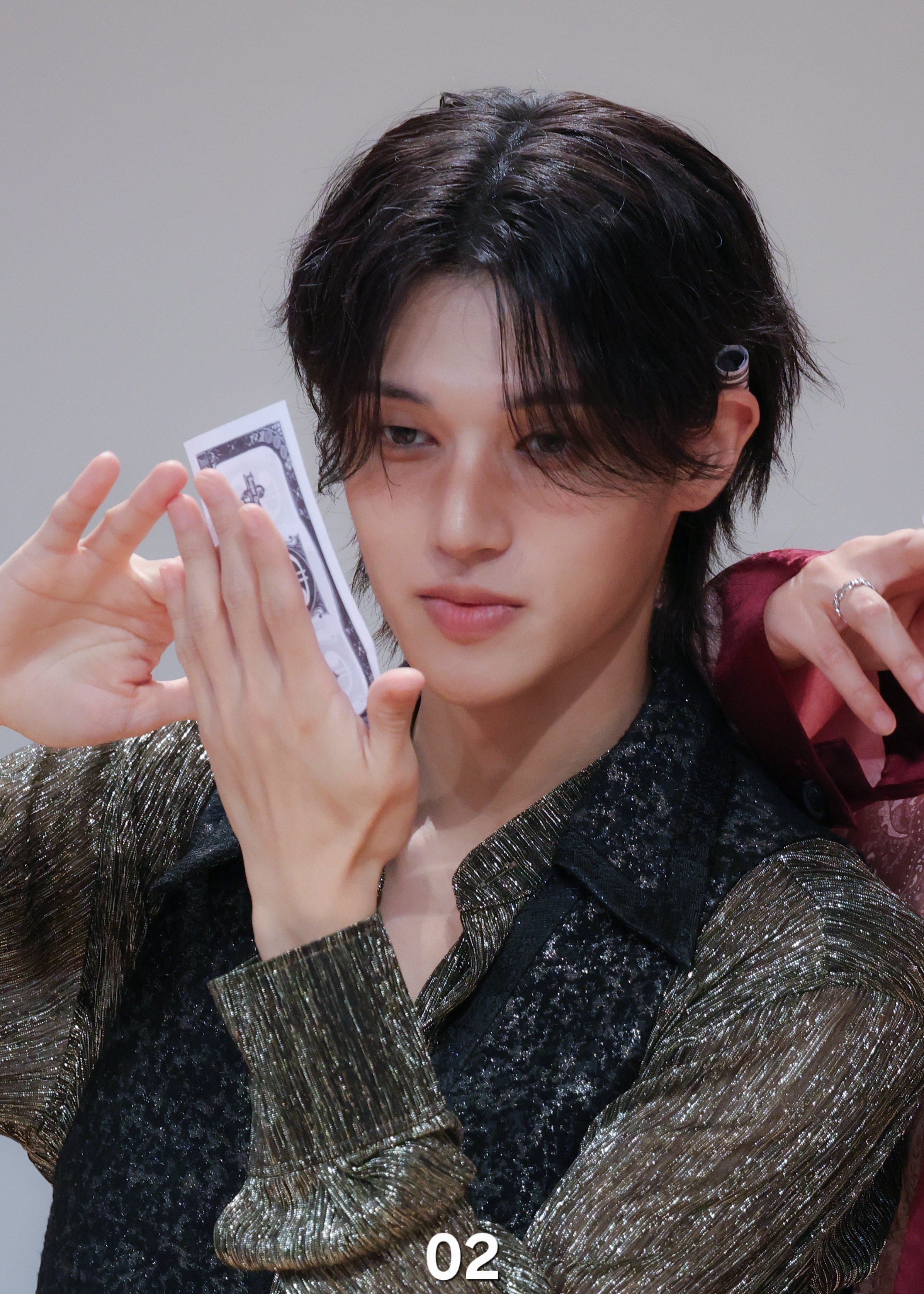郑友荣  高清｜260704 线下签售耳朵上夹的💵像发夹一样好会吧©02_at