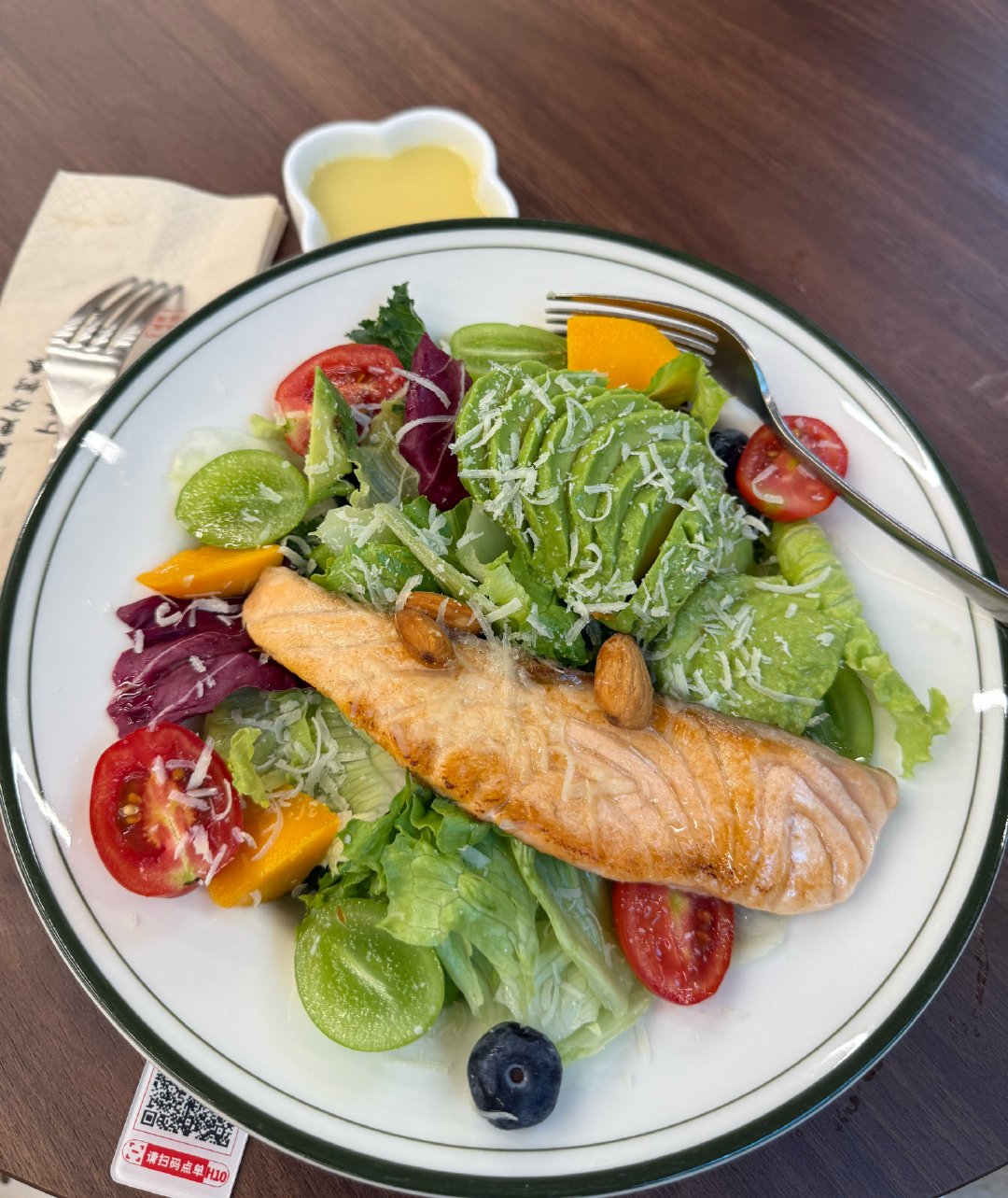 轻食餐，三文鱼牛油果沙拉🥗 