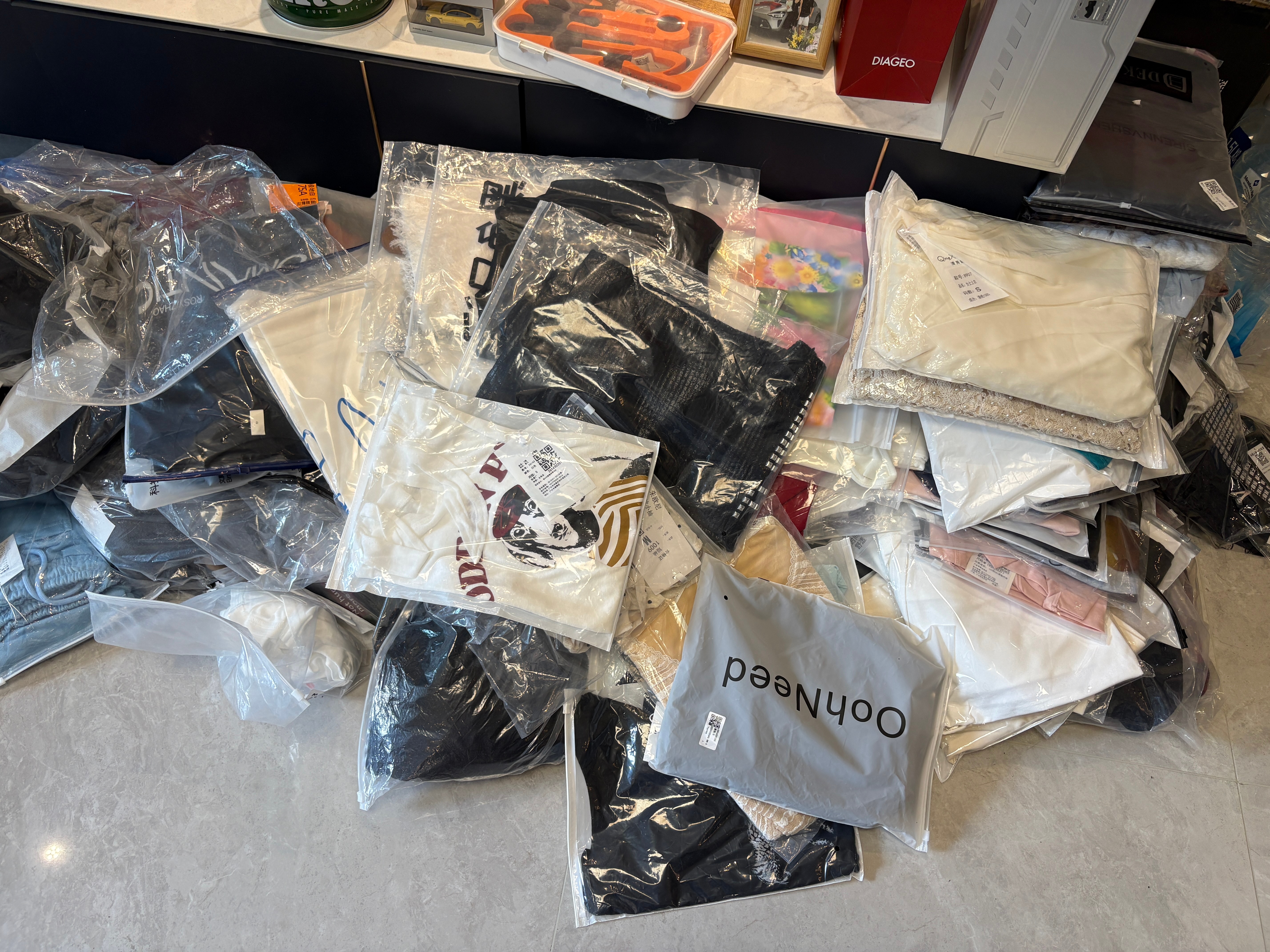 家人们我做穿搭博主的朋友有很多闲置的衣服，让我帮她出一出，夏装底价20，裤子底价