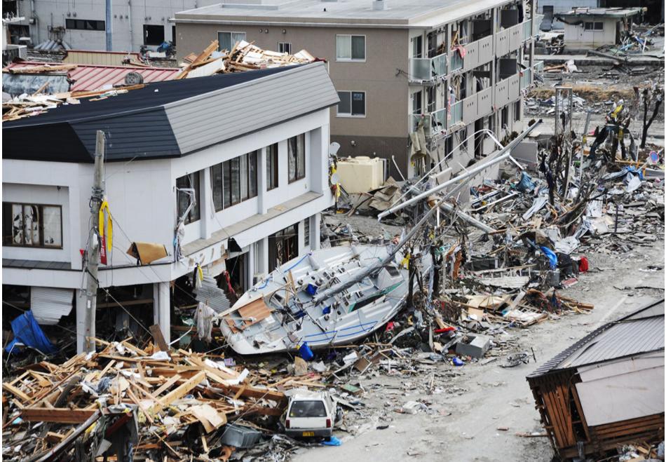 就在大家以为日本政坛的戏码够热闹时，老天爷突然给日本敲了一记震耳欲聋的警钟。这绝