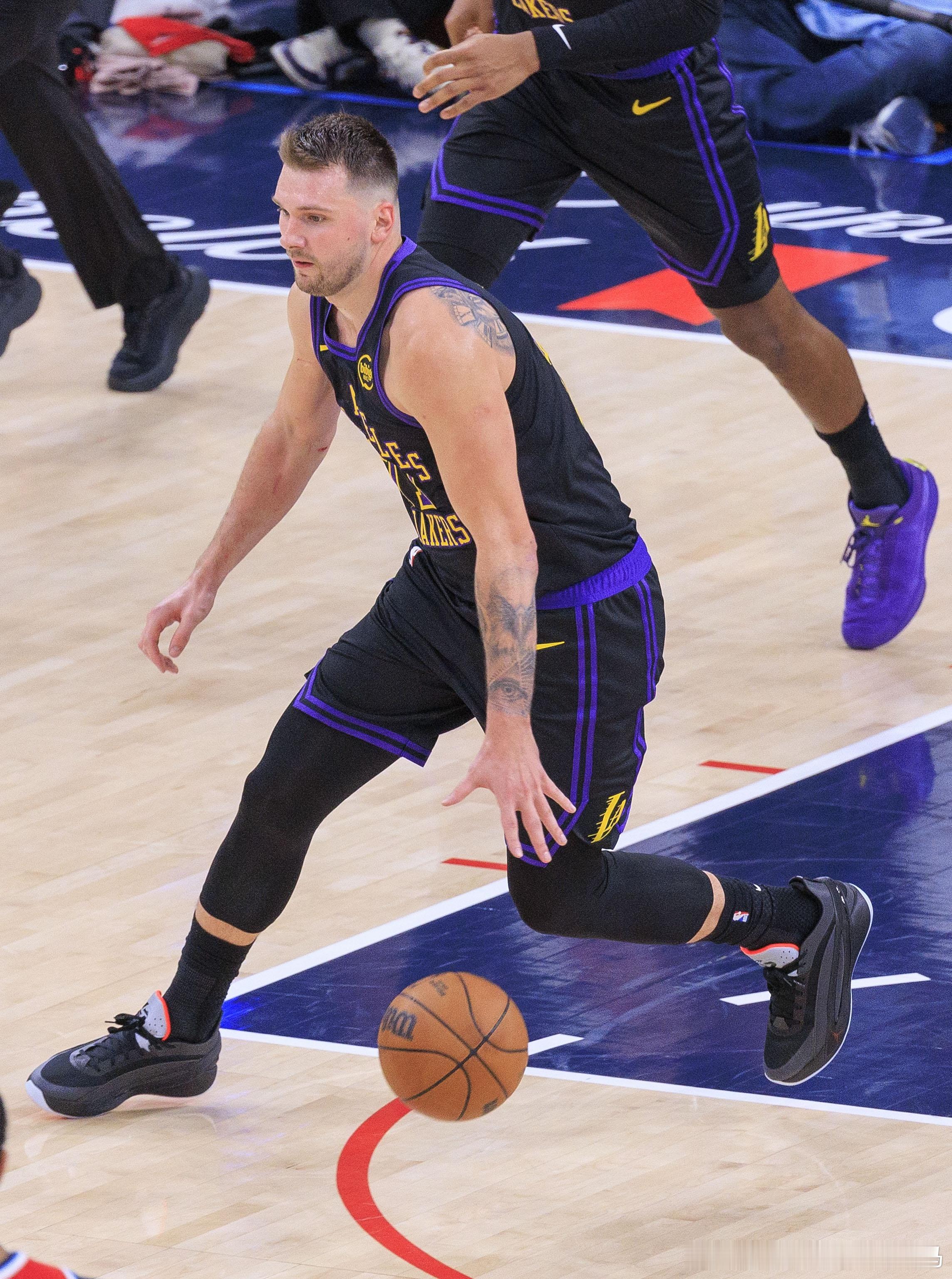 1月27日 NBA常规赛，湖人客场129-118战胜公牛。此役，东契奇出战38分