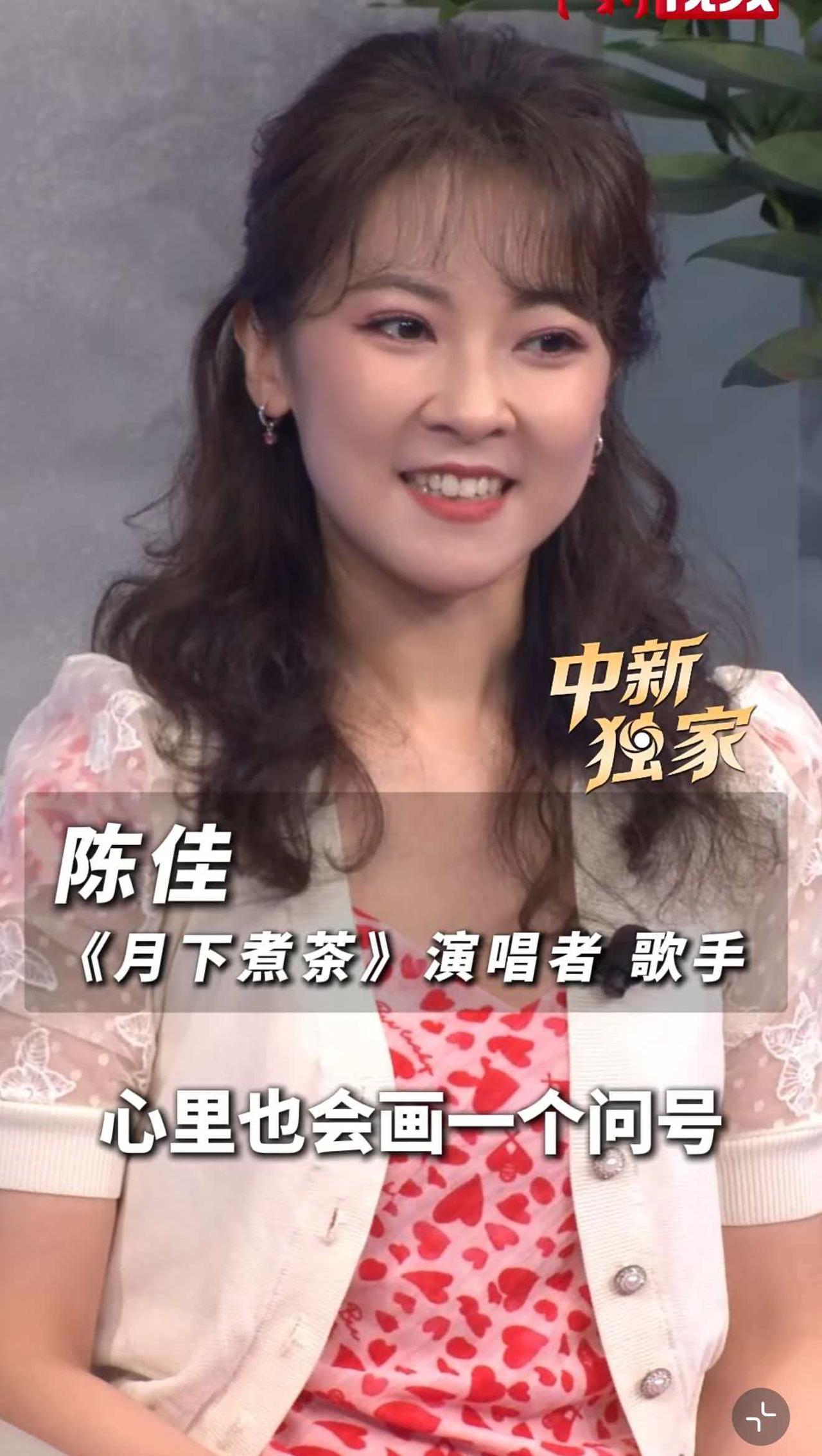 有时真是不能不信玄，

你看《给阿嬷的情书》主唱陈佳，

你不能说她长得像邓丽君