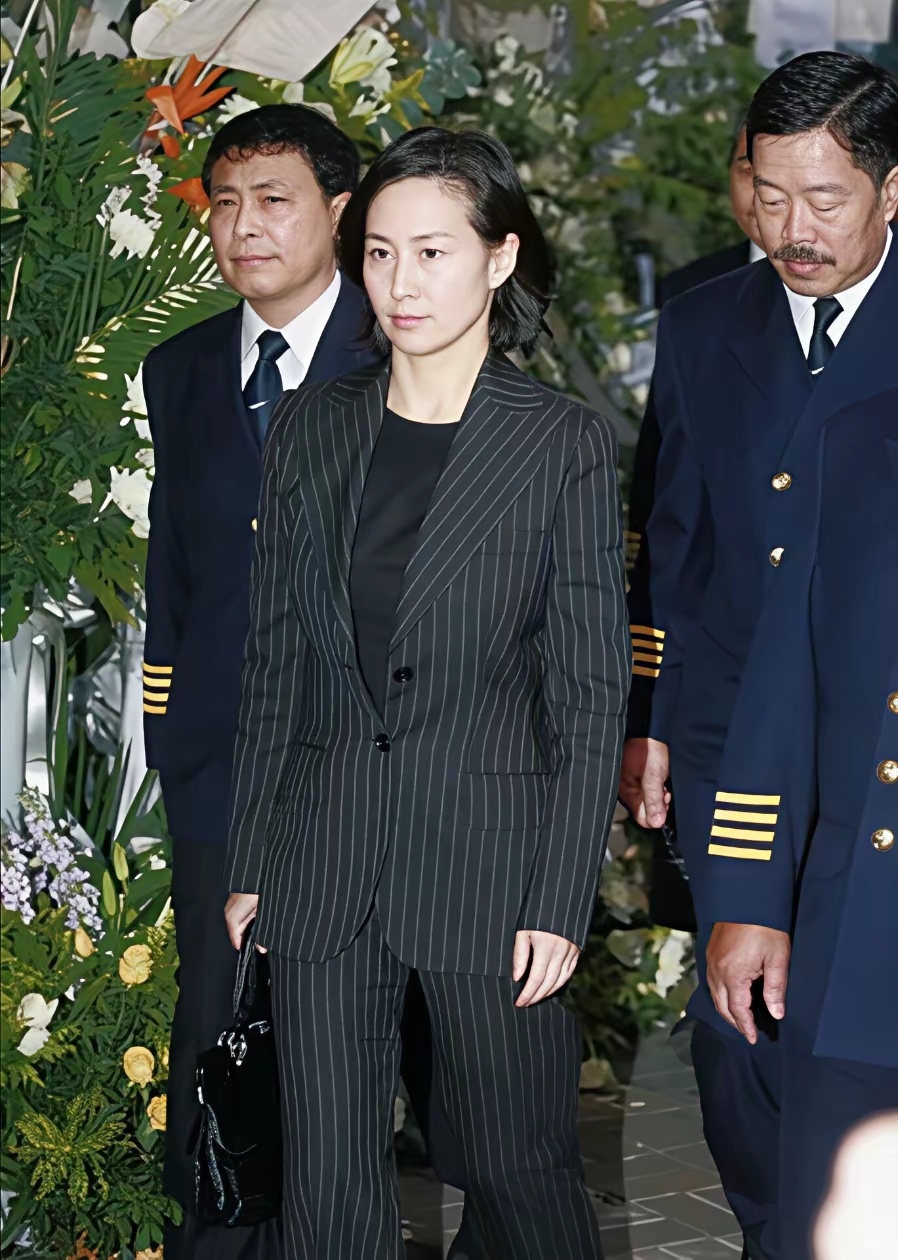 2006年霍英东葬礼上，何超琼这一身黑西装，是港圈永远难忘的名场面。 