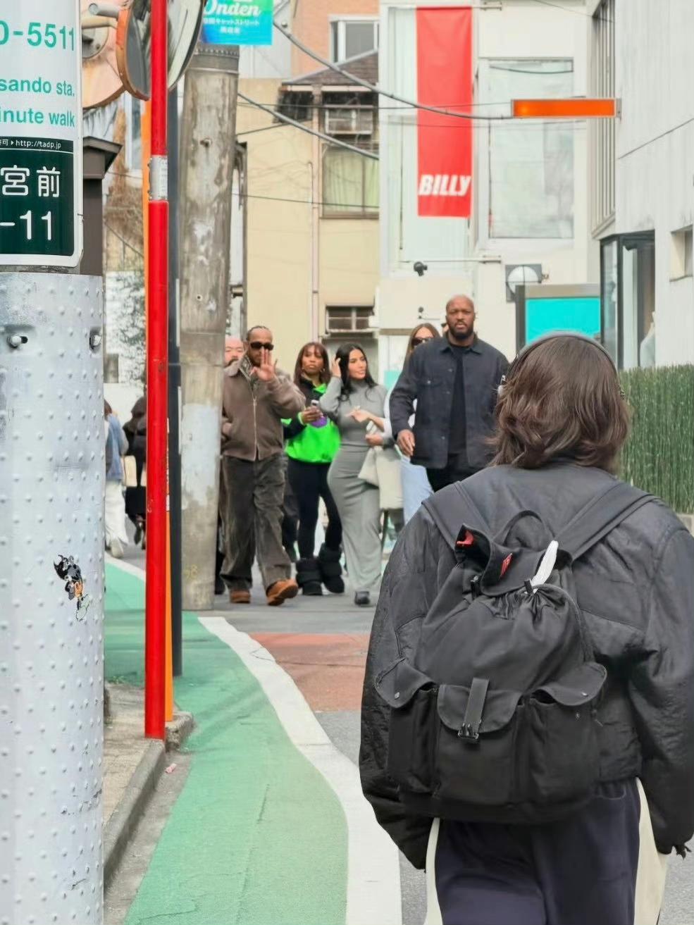 F1日本大奖赛，围场外的精彩也不要错过……
图一：汉密尔顿这是自甘堕落？比赛期间