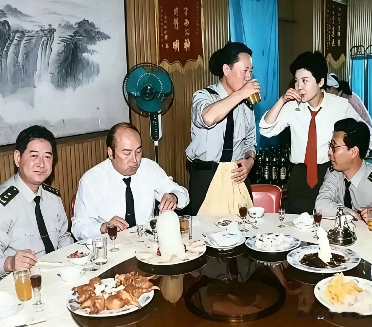 秋日生活打卡季90年代部队聚餐，董文华这架势真没谁了。一手端杯一手掐腰，仰头就是
