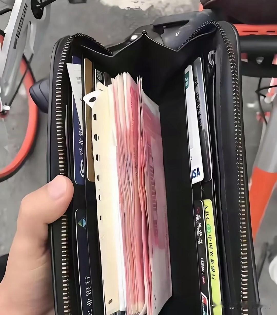 捡到两千多治病钱，
公公一番纠结后归还：
心安，远比钱财珍贵…
 
（暖心故事分