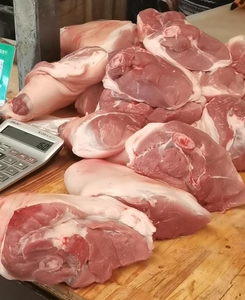 最近猪肉价格真的有点太便宜了，才七块多钱。我印象中，上次这个价格的时候了，还是2