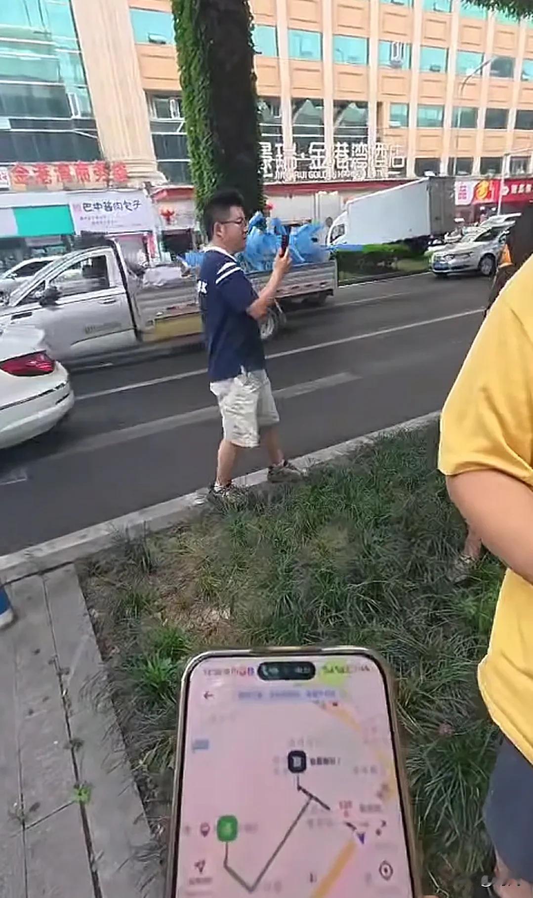 规规矩矩等个灯红绿icon也能被撞身亡，生命消逝就在一瞬间，意外真的是无处不在！
