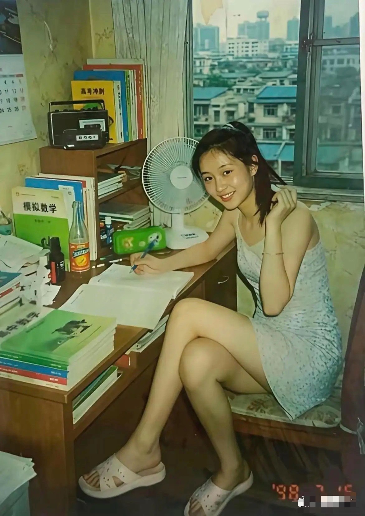 98年的女生，放到现在也算大美女吧！ 