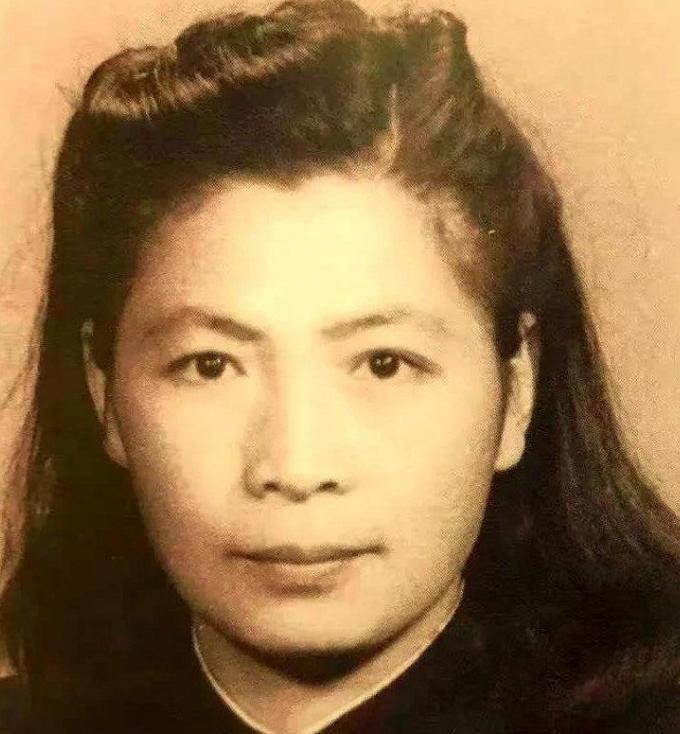 1948年，这位特工女王走进西柏坡，她拒绝了一切高位，只提了一个要求，此后三十年