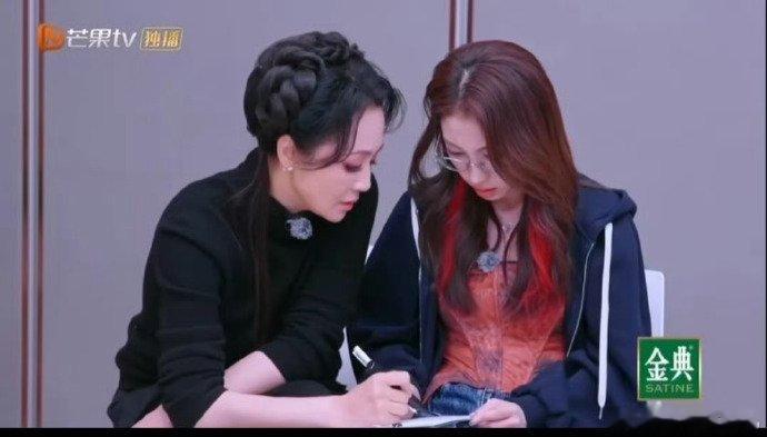曹颖和张小婉对着规则一顿研究，各团投送的歌曲值总和不能超过团歌曲值，张小婉被绕得