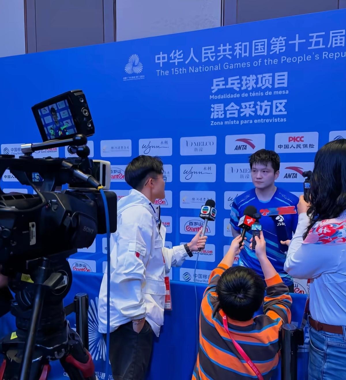 收到一张樊振东全运会赛后采访照 