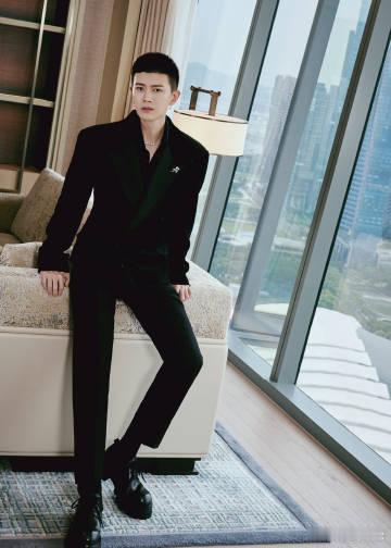 2025微博文化交流之夜·新加坡站上，任嘉伦以“中国文艺界代表”身份登台，在四位