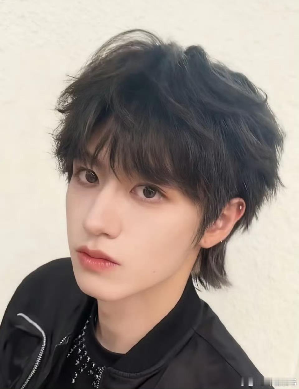 朱志鑫发型朱志鑫一露脸就是热搜帅气男人