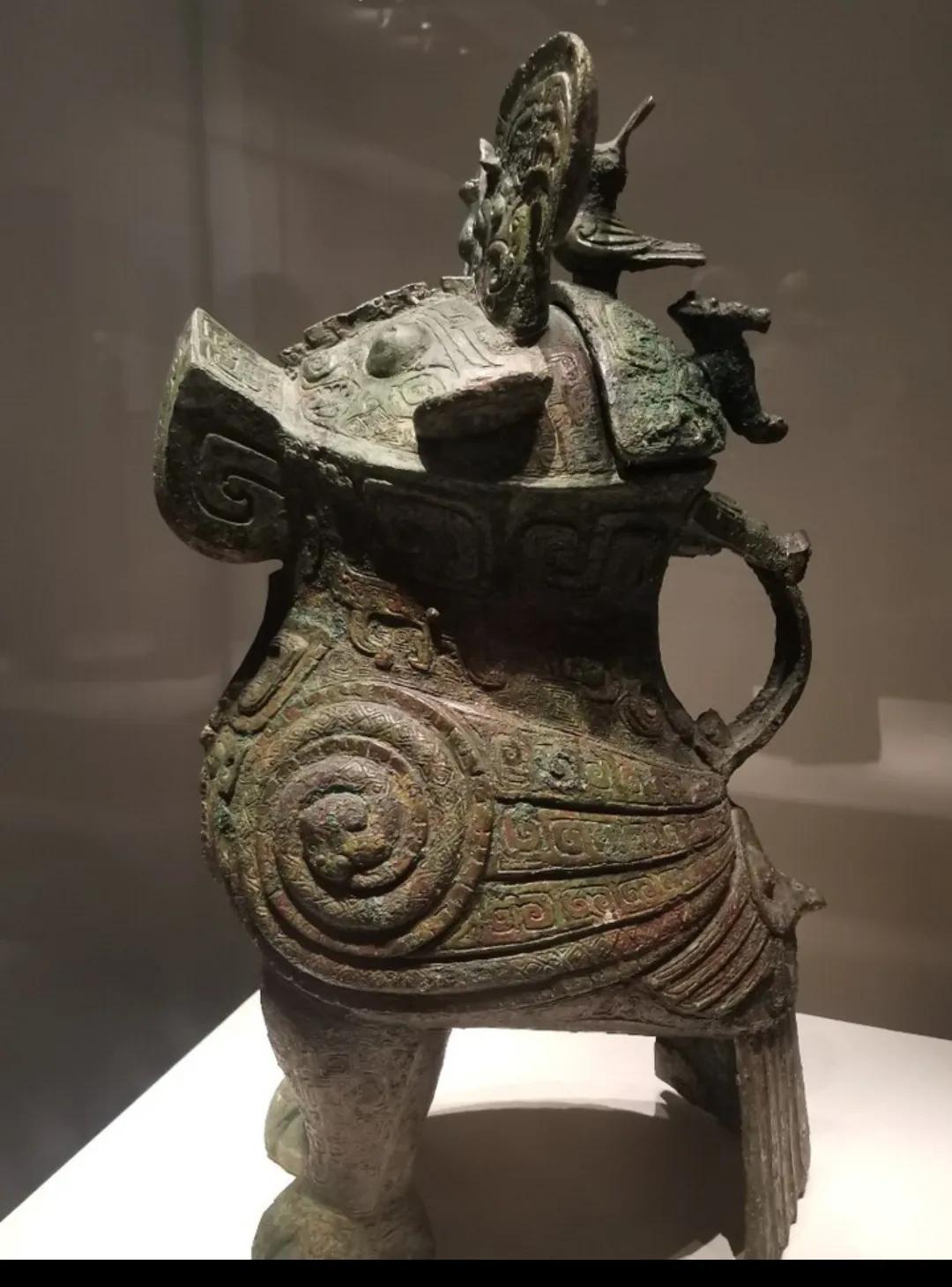 青铜作品：妇好鸟尊

      妇好鸟尊
     中国科学院考古研究所藏。高