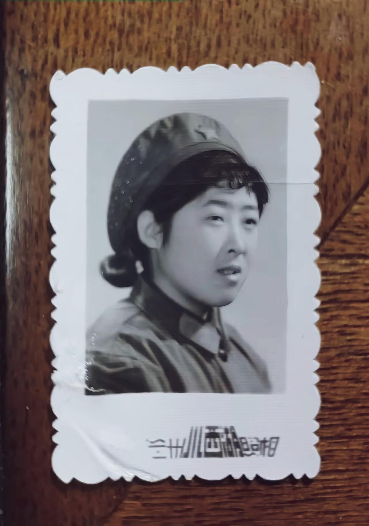 这可是一张当兵的老照片，自然，亲切。那时的照片有花边，还有布纹纸的。一人当兵，全