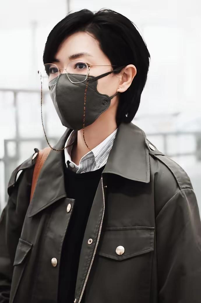 就喜欢万茜这飒爽英姿的俊俏模样，越看越帅！
网友机场偶遇万茜，墨绿色工装皮衣，内