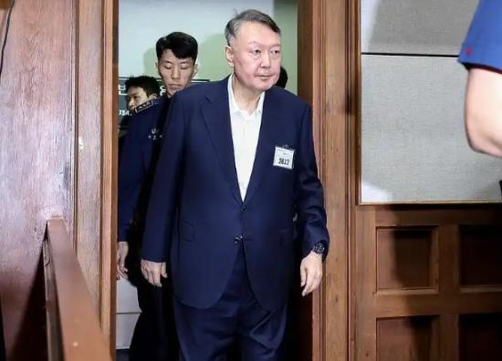 尹锡悦再添一罪，被求刑30年，此前就已经是无期了，现在又加30年，这是彻底不给他