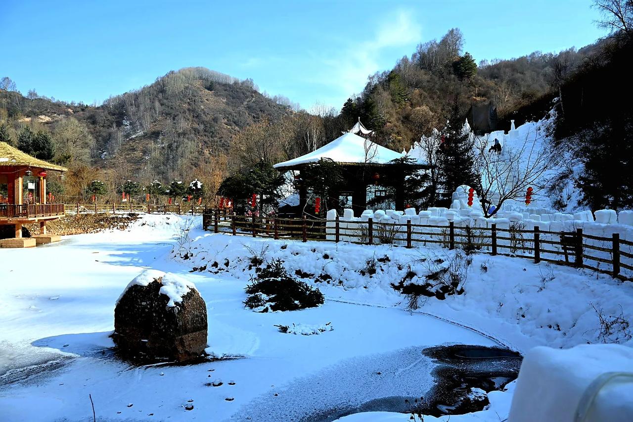 这是西北一角的雪景，美若仙境，简直让人神魂颠倒。整个山峰被冰雪包裹着，恰似无比巨