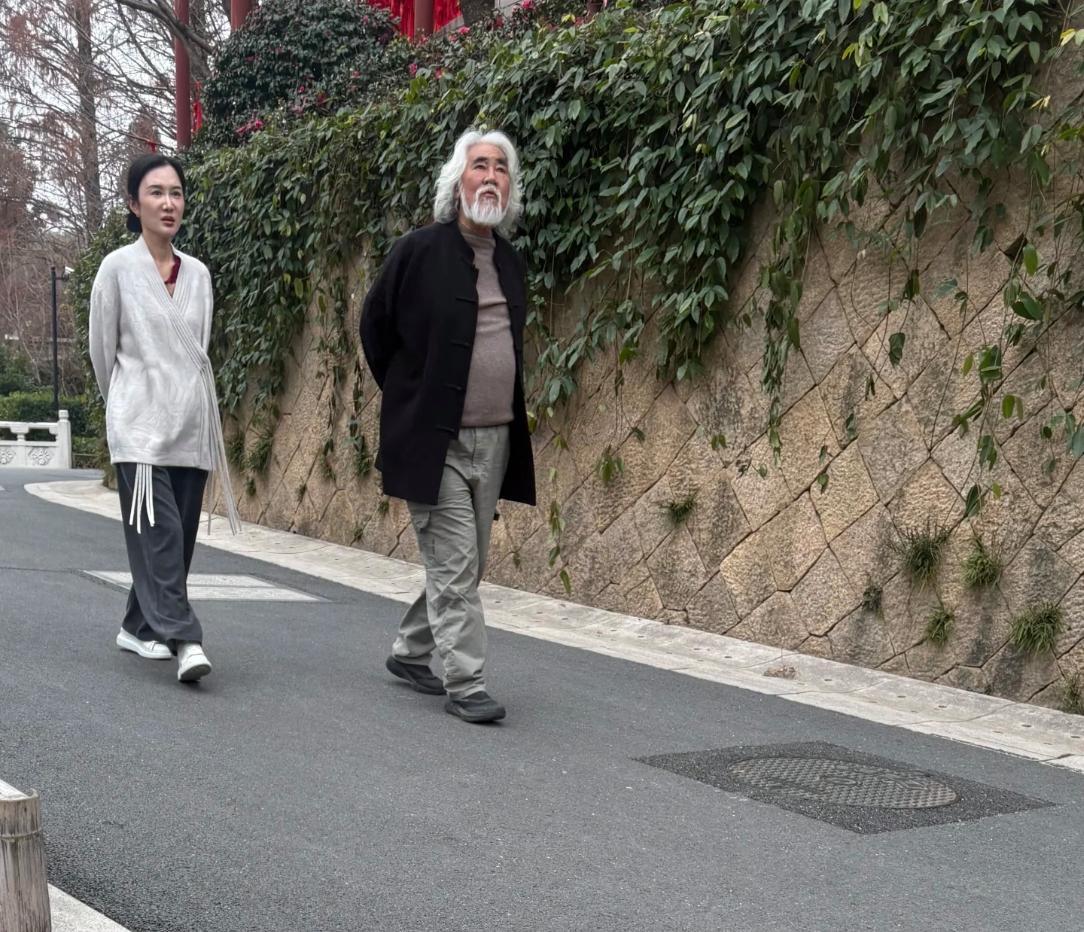 杭州径山寺偶遇张纪中和他老婆，俩人走在路上好悠闲，生活静好，真的太羡慕这种生活了