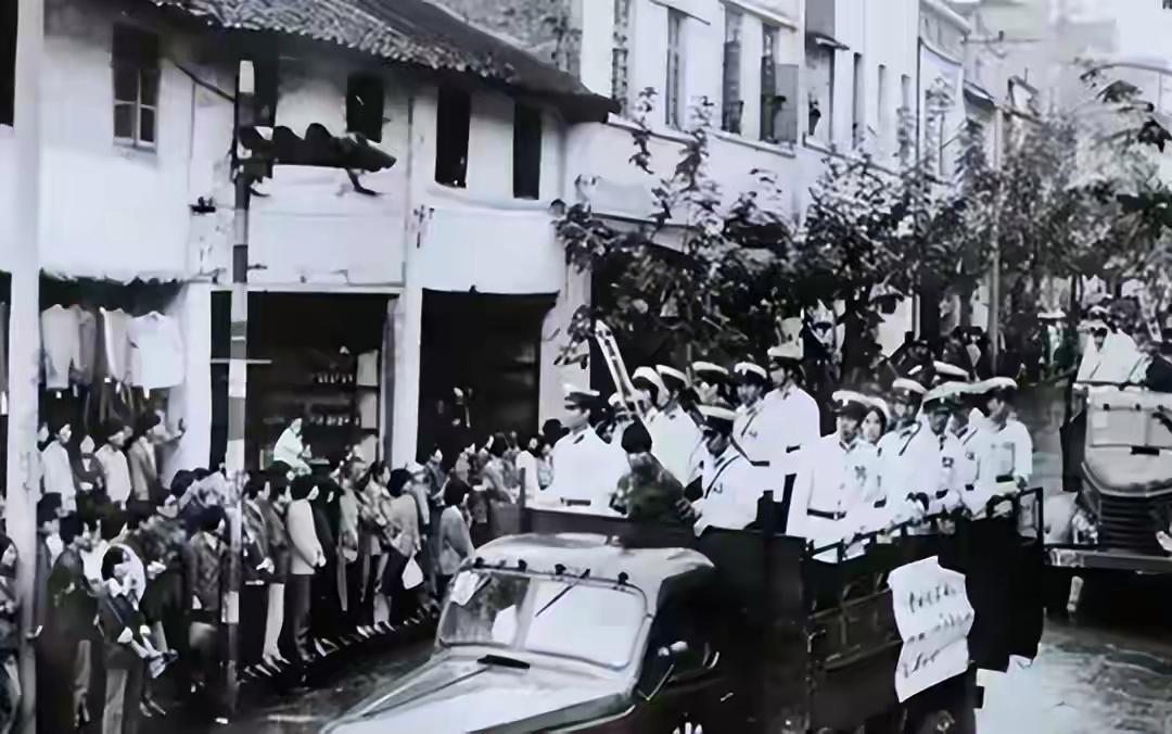 1983年严打期间，一批被判处长期徒刑的重刑犯，被分批押送西北各省的劳改农场，参