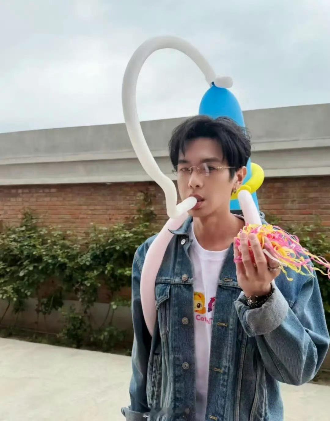 张若昀穿小马宝莉T张若昀父女俩合照超有爱张若昀为女儿庆祝6岁生日 