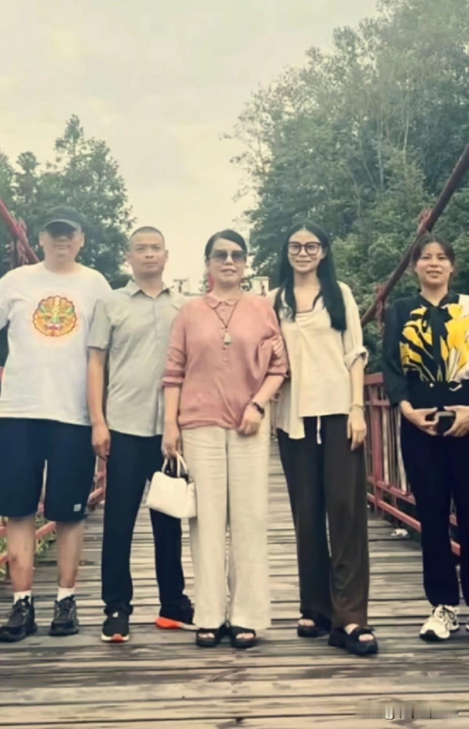 许姚四宝，除了妮妮都成了蹭流量的？

云昊陪小姨扫墓，被说成是蹭流量。“你姓许吗