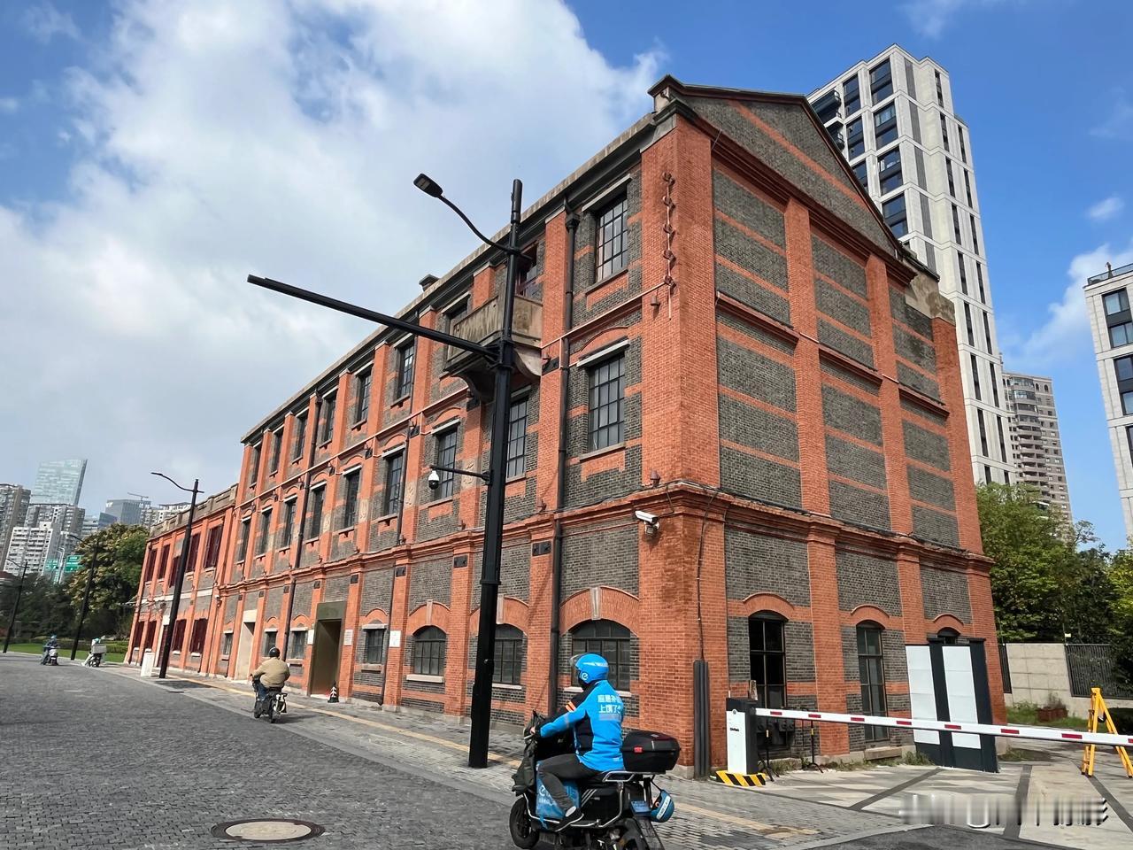 穷游上海，走在大街小巷，最吸引人的就是这些老建筑。
        这个建筑是上