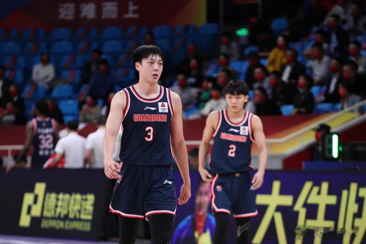 CBA季前赛，广东队77–70赢下龙狮队，有惊无险：比赛观感：

❶沃特斯和胡明