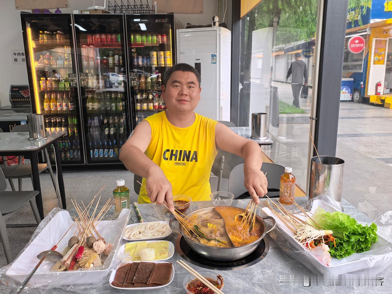 傍晚，在西安市海港城，品尝捌玖延安沾沾。3个盘子，150根串串，团购只要77元。